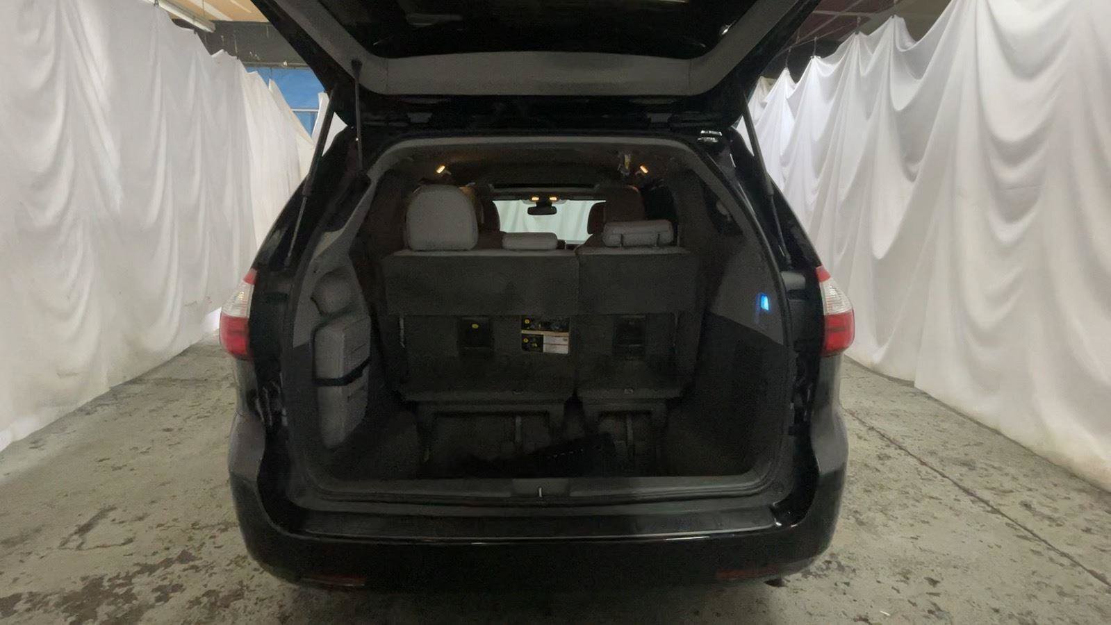 Used 2018 Toyota Sienna XLE FWD image 19