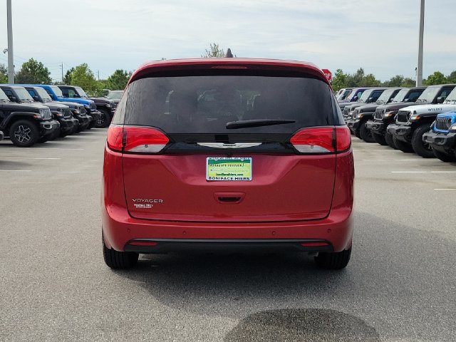 Used 2025 Chrysler Voyager LX FWD image 5