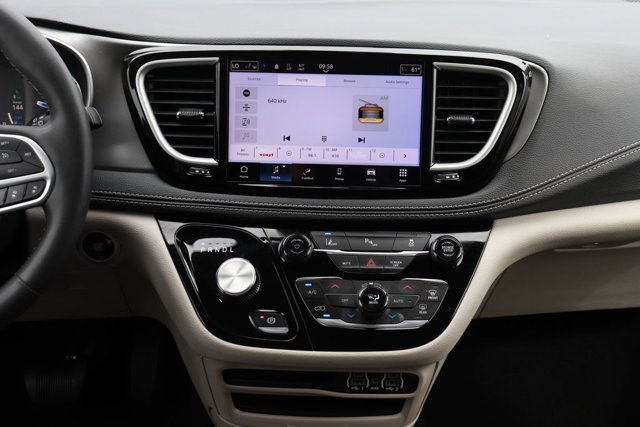 Used 2023 Chrysler Pacifica Touring-L image 16