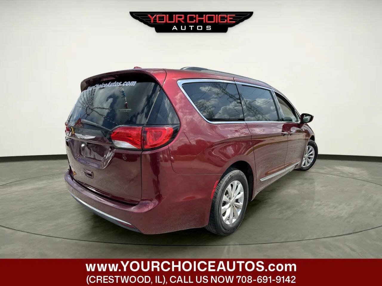 Used 2017 Chrysler Pacifica Touring-L FWD image 5