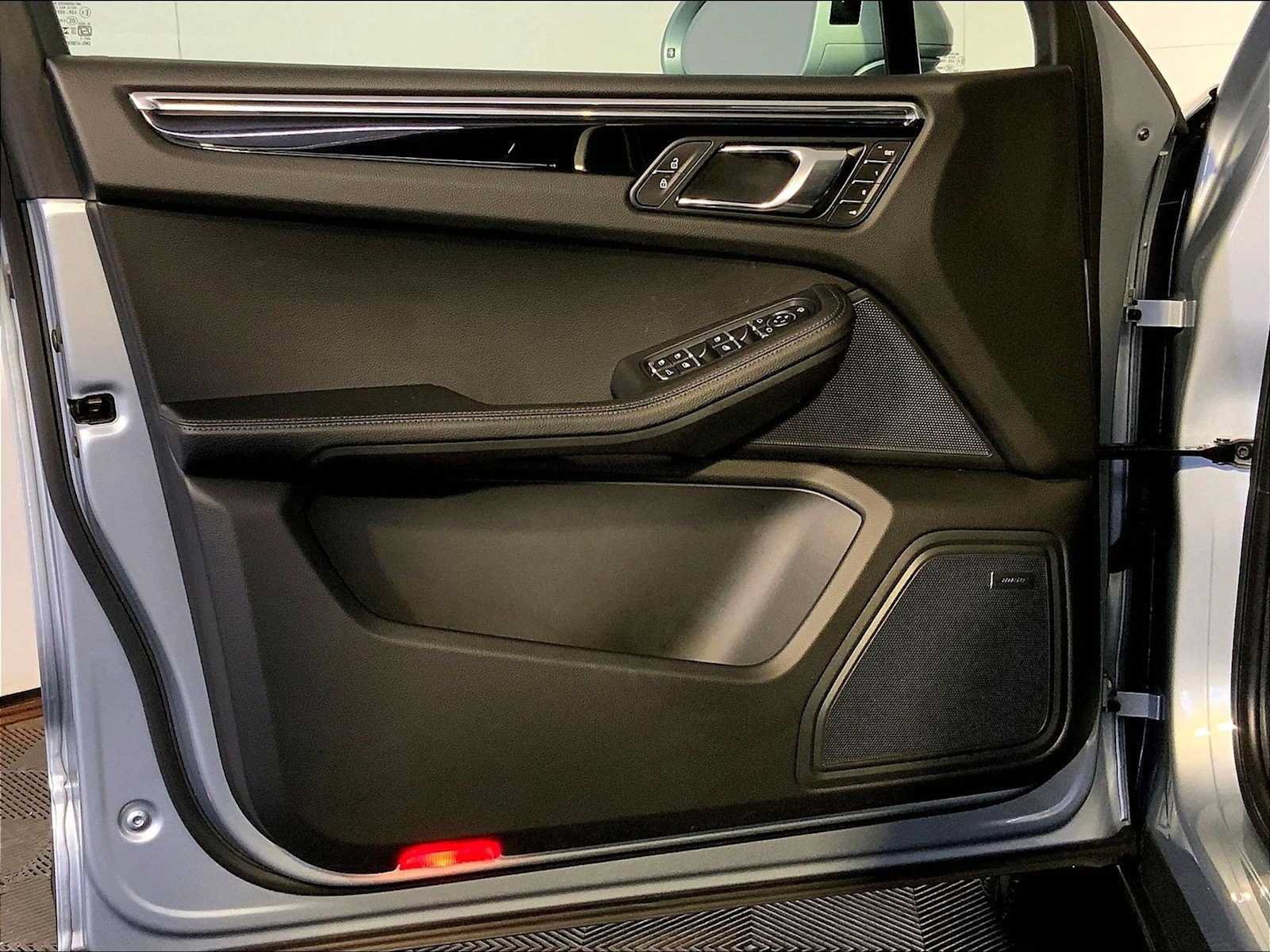 Certified 2026 Porsche Macan AWD/4WD image 25