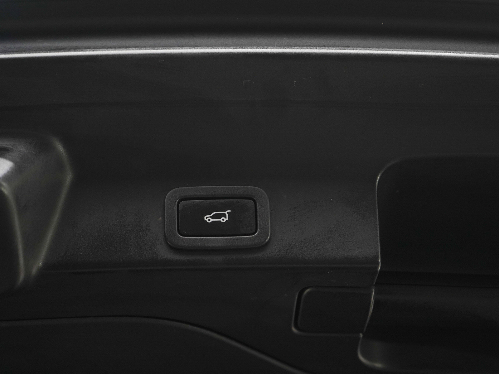 Used 2020 Jaguar F-PACE Premium image 18