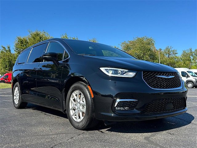 New 2026 Chrysler Pacifica Select video 1