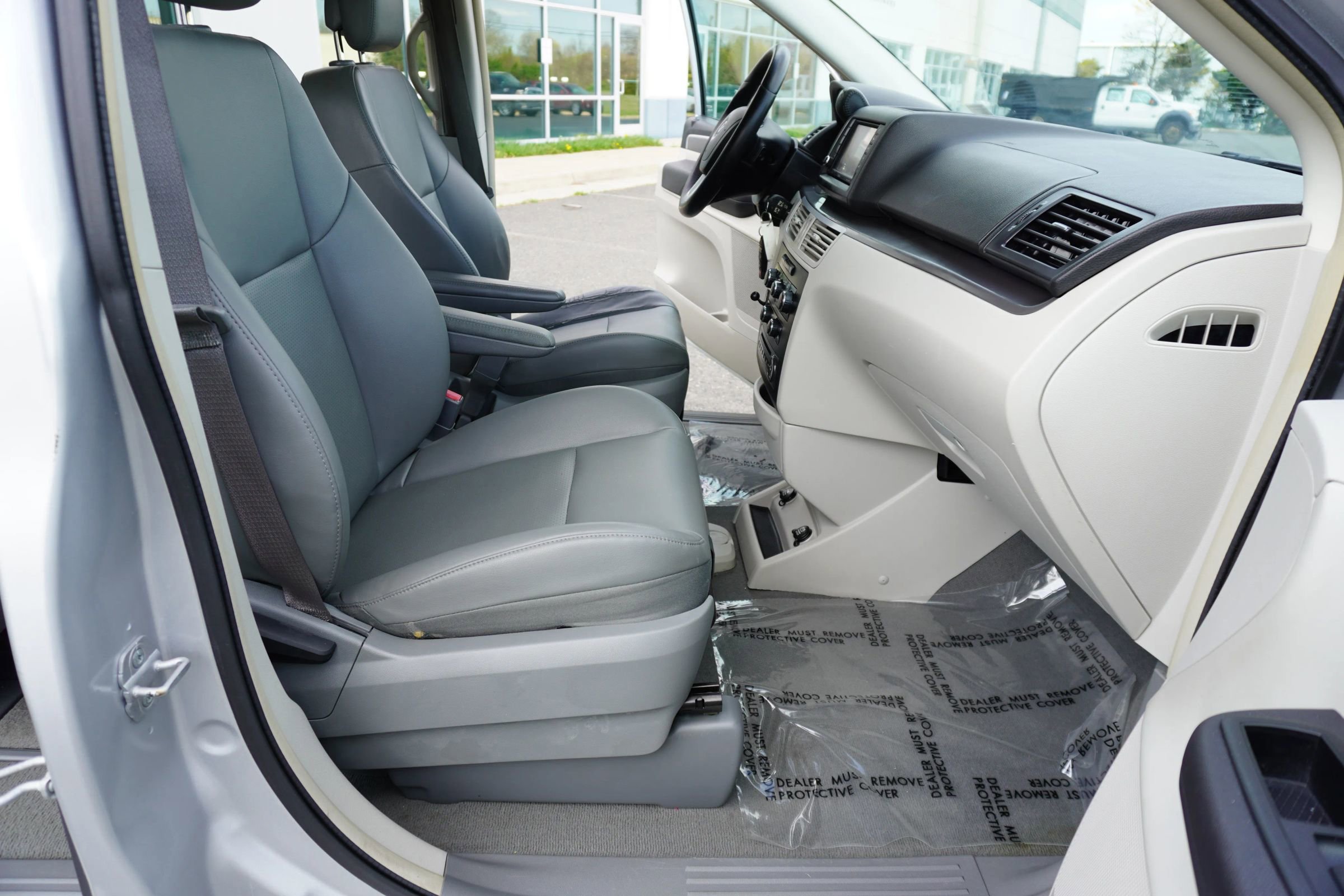 Used 2012 Volkswagen Routan SE FWD image 10