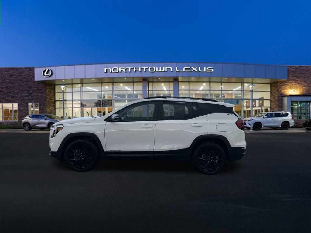 Used 2023 GMC Terrain SLE w/ Driver Convenience Package image 2