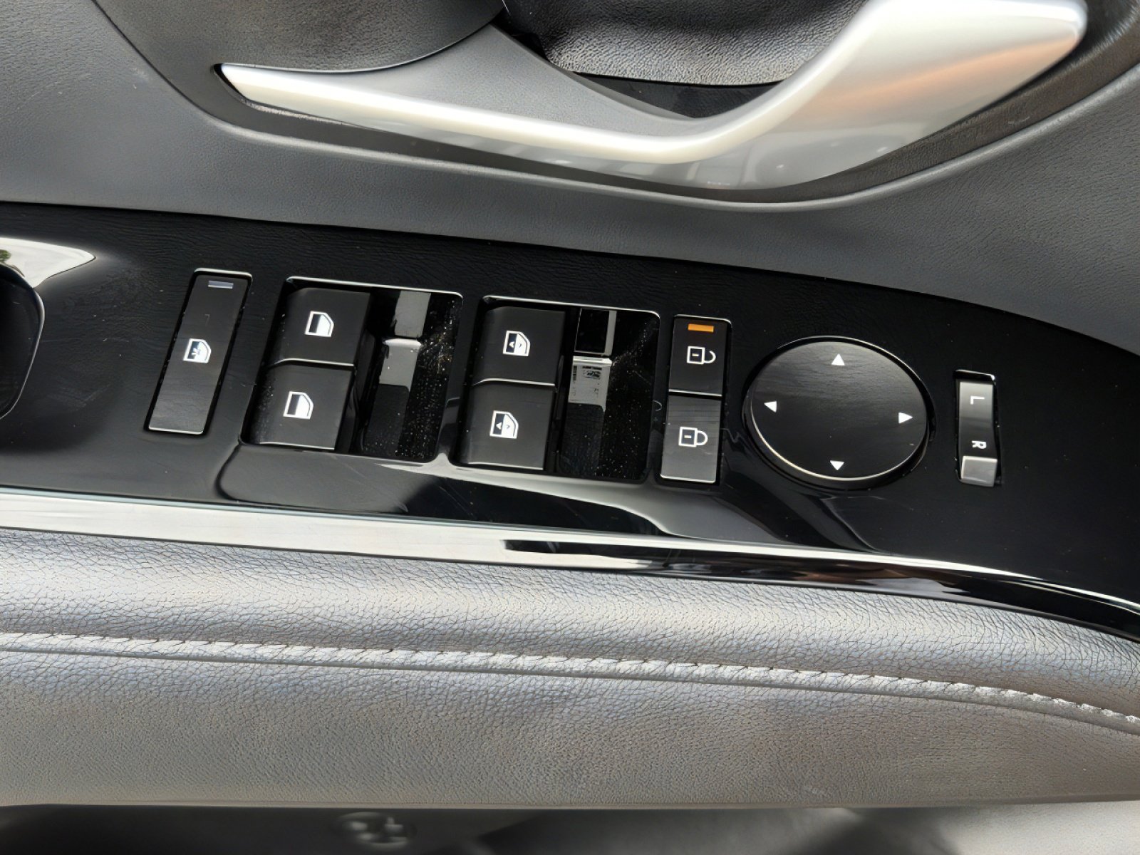 Used 2025 Hyundai Tucson Limited AWD/4WD image 16