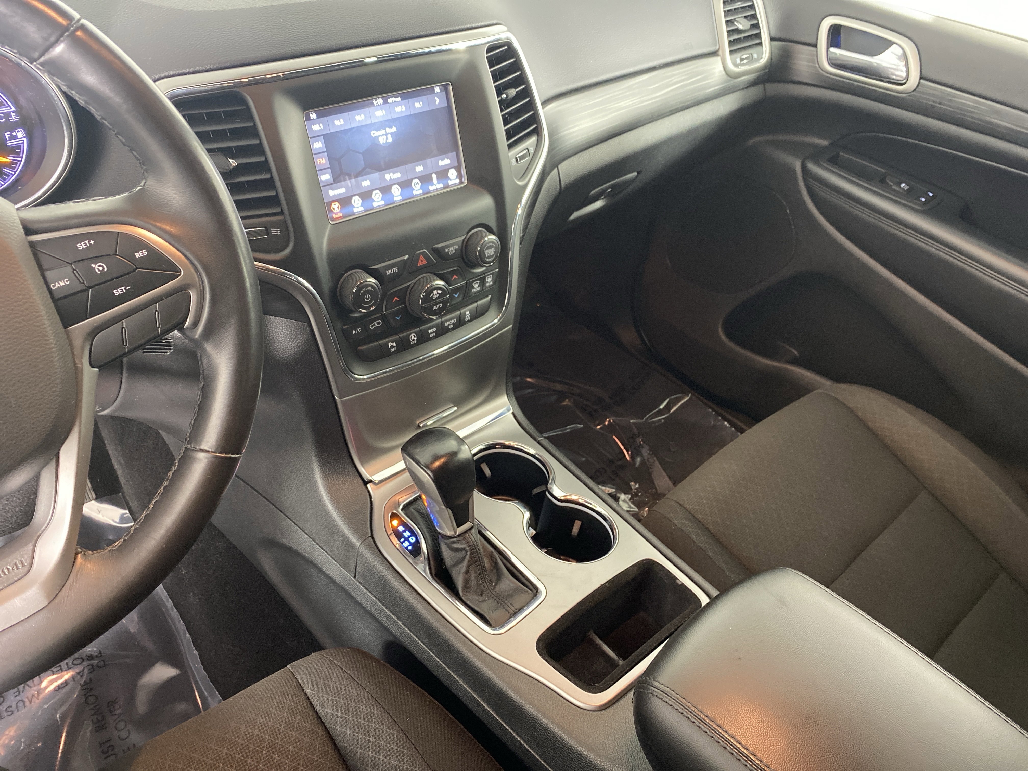 Used 2020 Jeep Grand Cherokee Laredo AWD/4WD image 24