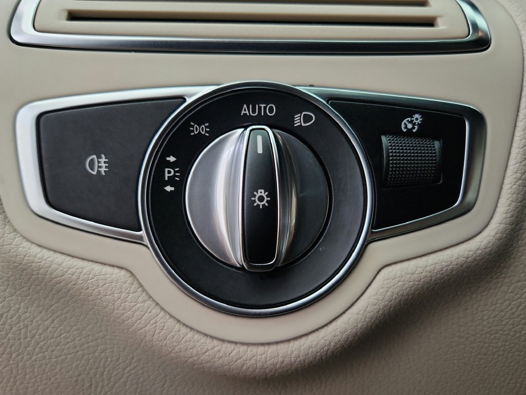Used 2019 Mercedes-Benz C 300 4MATIC Sedan image 18
