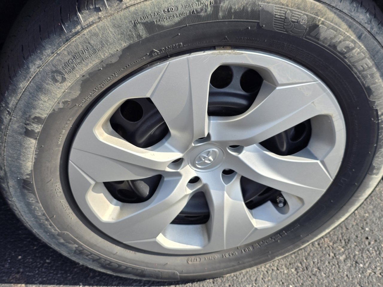 Used 2024 Toyota RAV4 LE AWD/4WD image 11