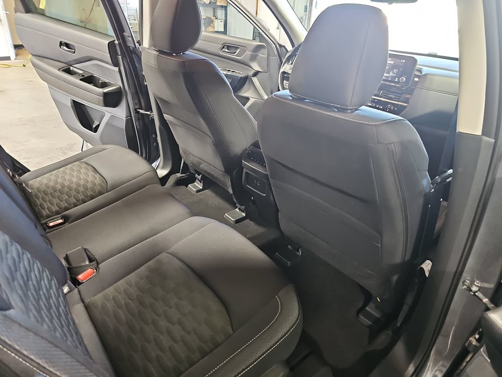 Used 2024 Nissan Pathfinder SV AWD/4WD image 11