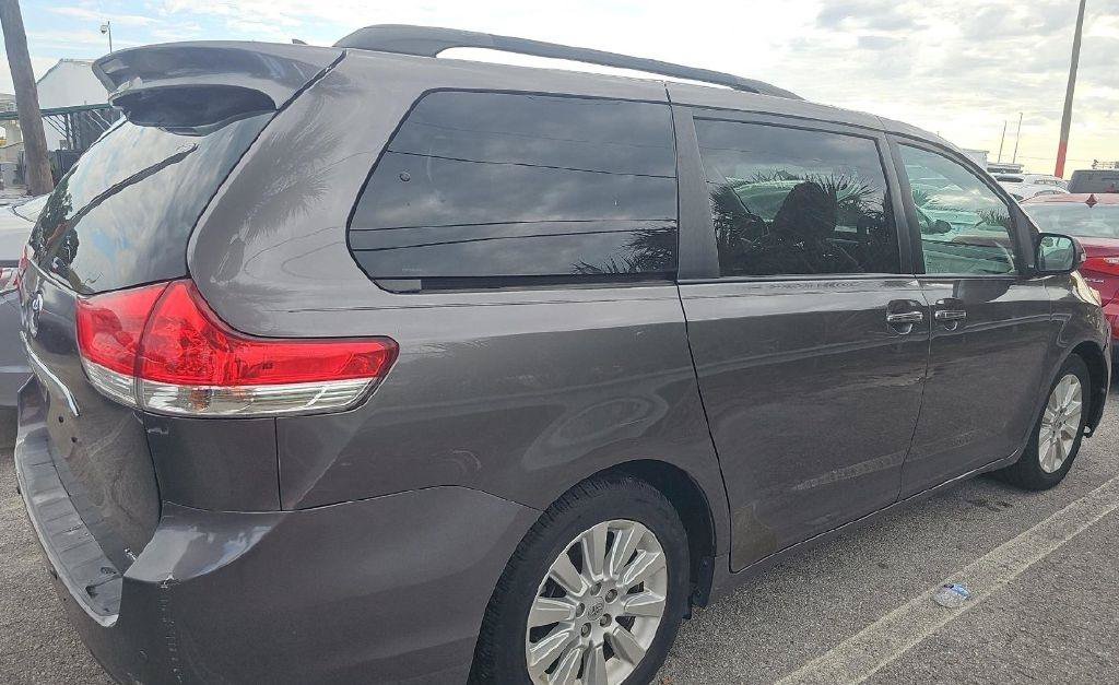 Used 2014 Toyota Sienna Limited w/ Limited Premium Package FWD image 11