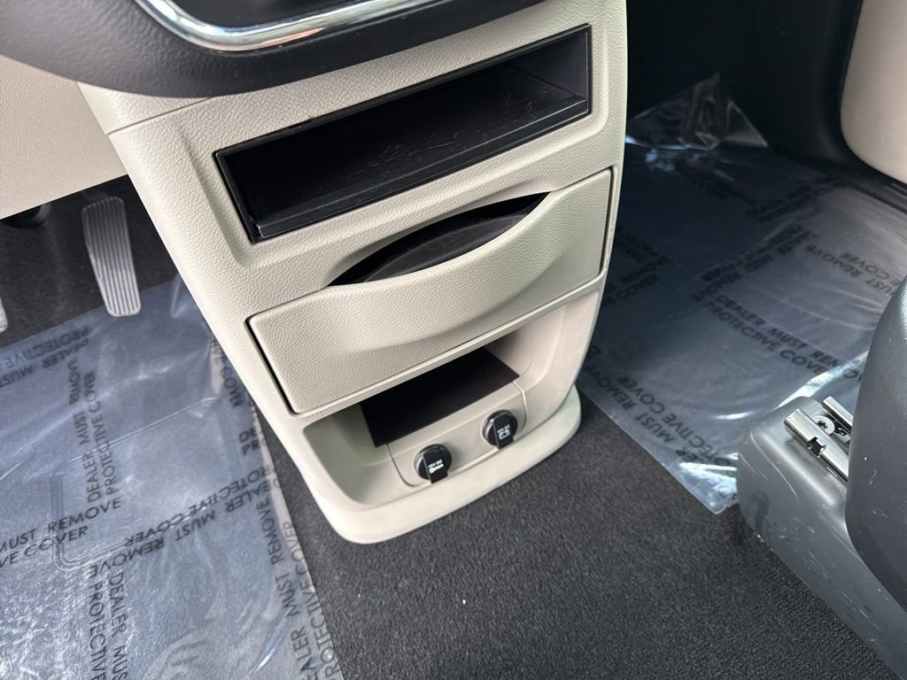 Used 2019 Dodge Grand Caravan SE w/ UConnect Hands-Free Group image 17