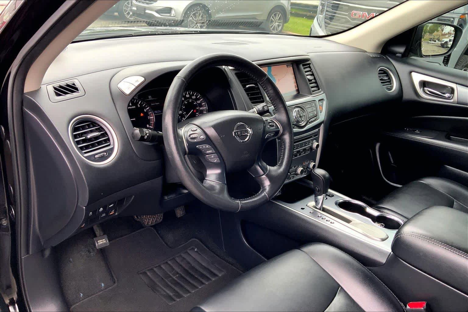Used 2019 Nissan Pathfinder SL image 16