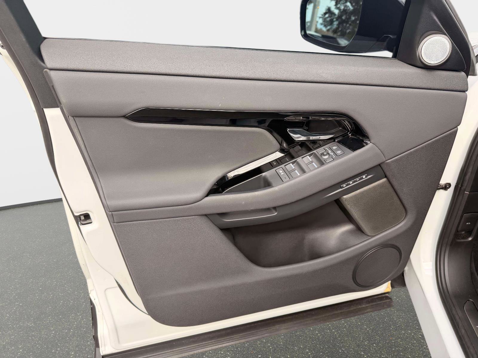 Used 2026 Land Rover Range Rover Evoque Dynamic SE image 17