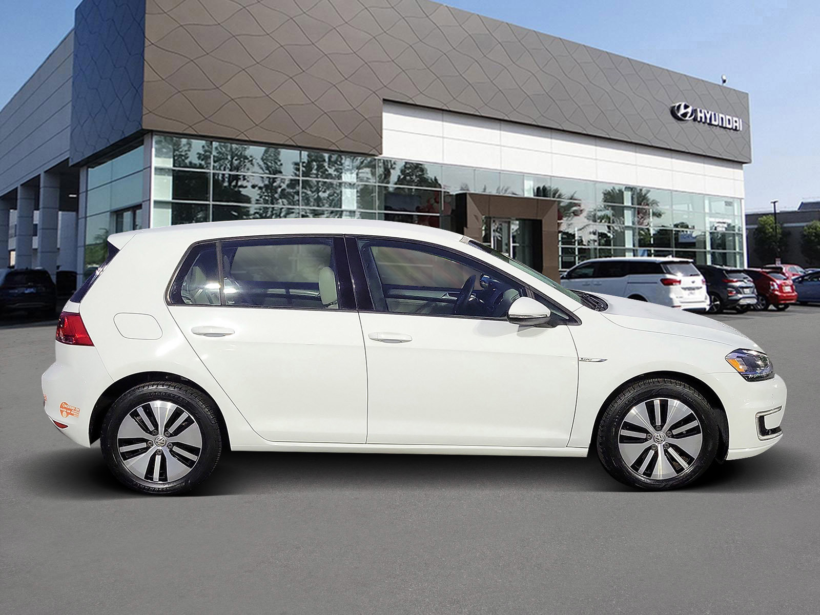 Used 2016 Volkswagen e-Golf SEL Premium image 4