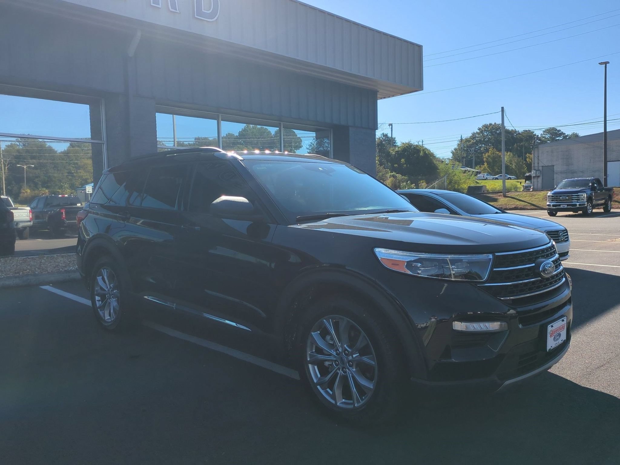 Used 2023 Ford Explorer XLT w/ Equipment Group 202A RWD image 3