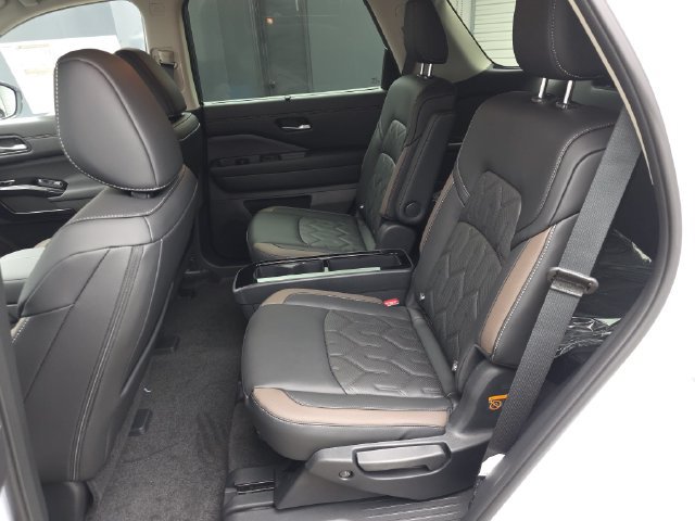 New 2026 Nissan Pathfinder Platinum w/ Accent Package FWD image 21