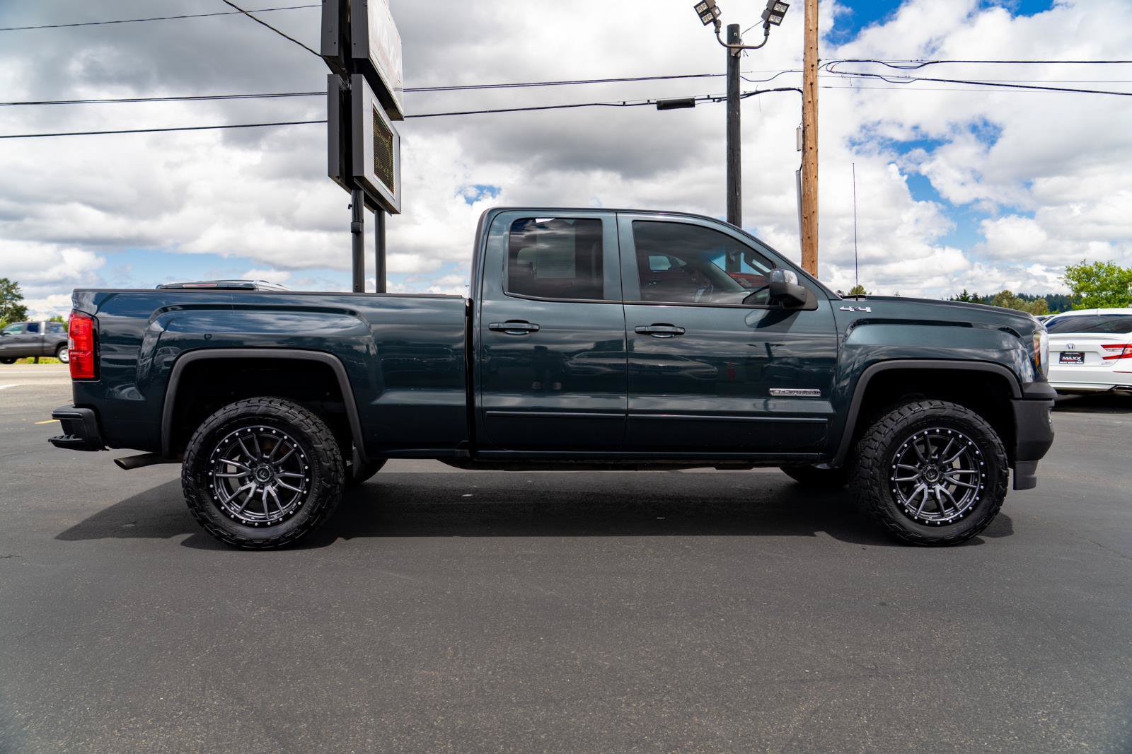 Used 2017 GMC Sierra 1500 SLE w/ Elevation Edition AWD/4WD image 9