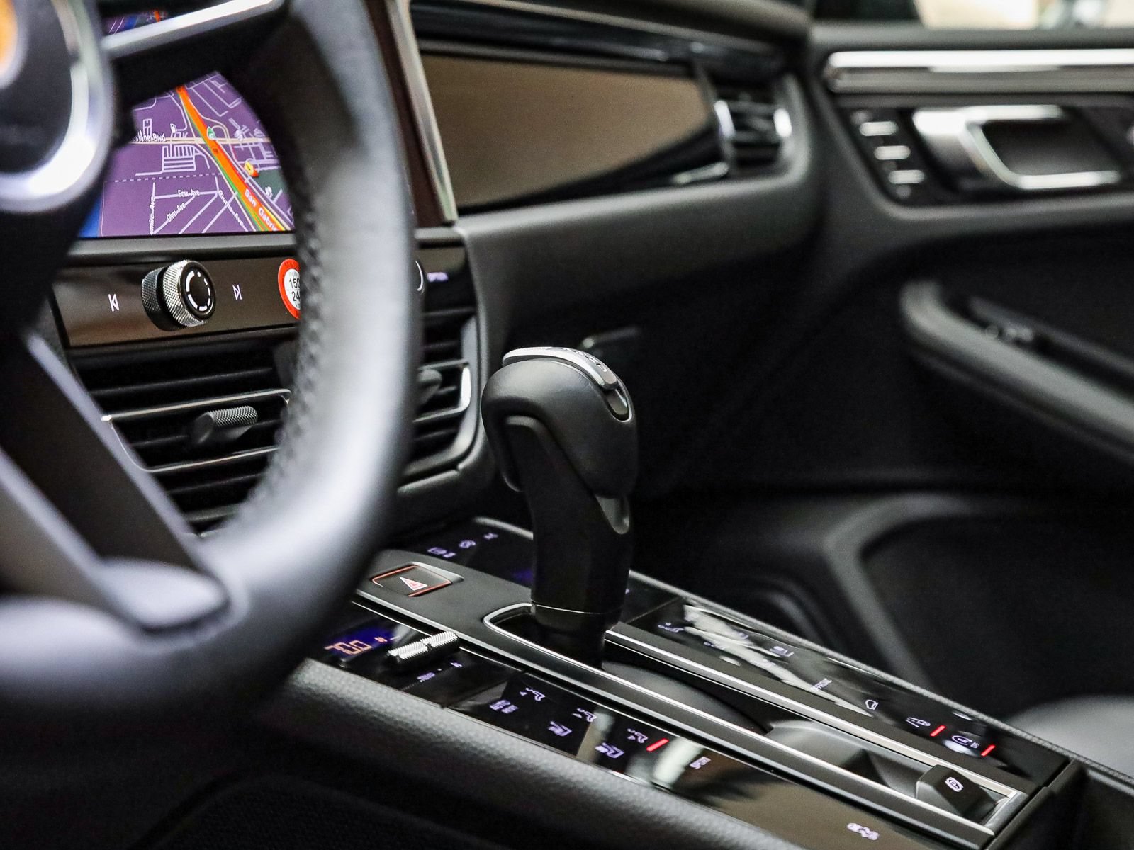 Certified 2025 Porsche Macan AWD/4WD image 28