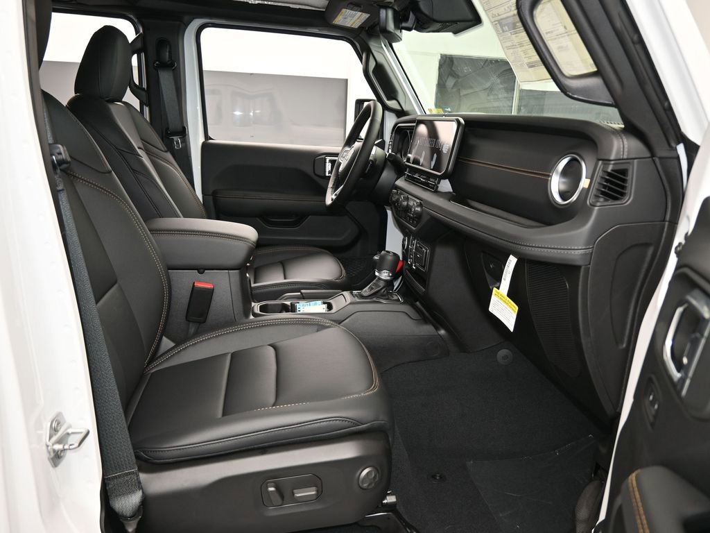 Used 2025 Jeep Wrangler Unlimited Sahara AWD/4WD image 42