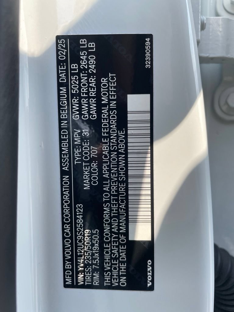 Certified 2025 Volvo XC40 B5 Plus AWD/4WD image 30