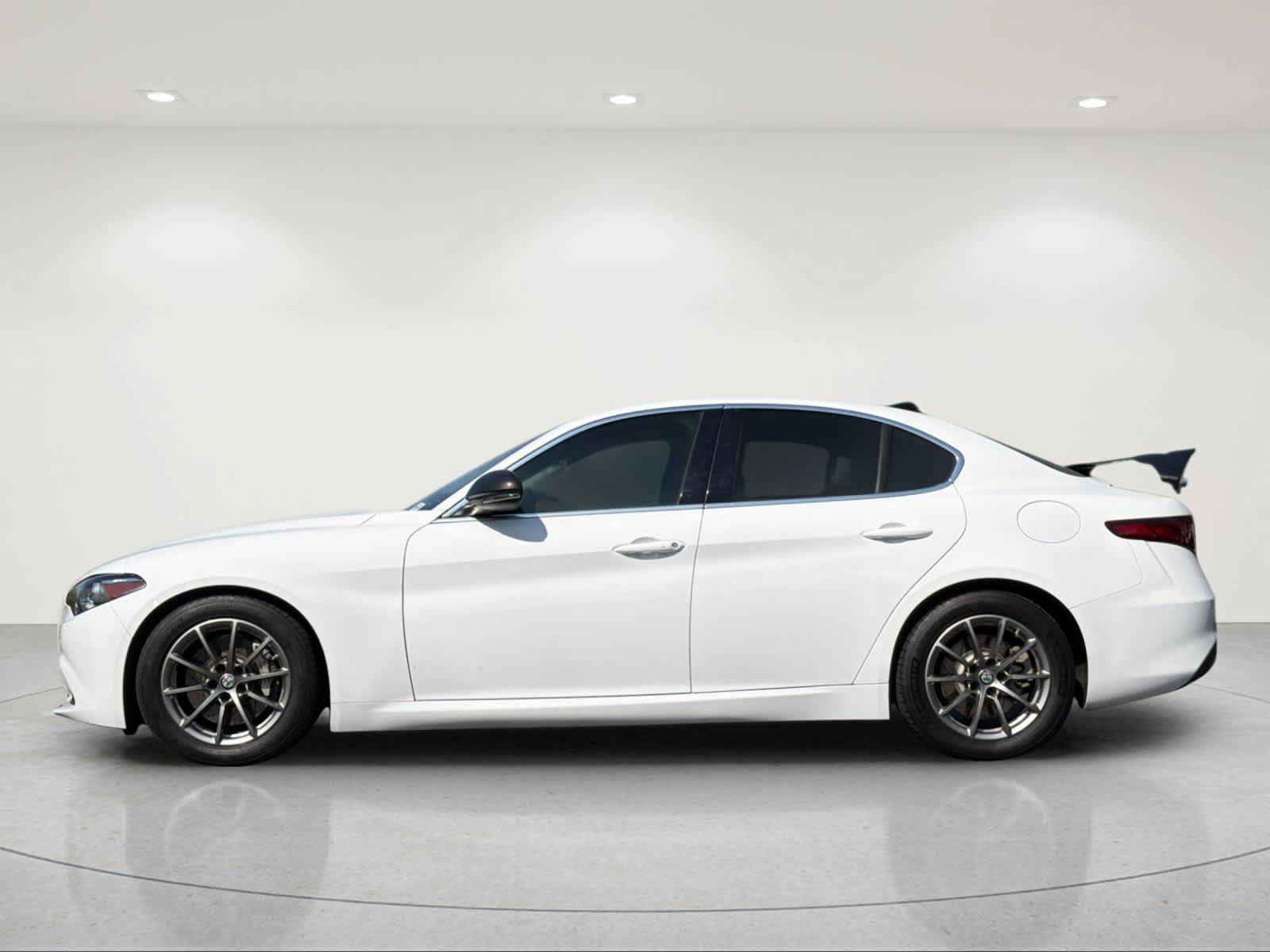 Used 2017 Alfa Romeo Giulia RWD image 2
