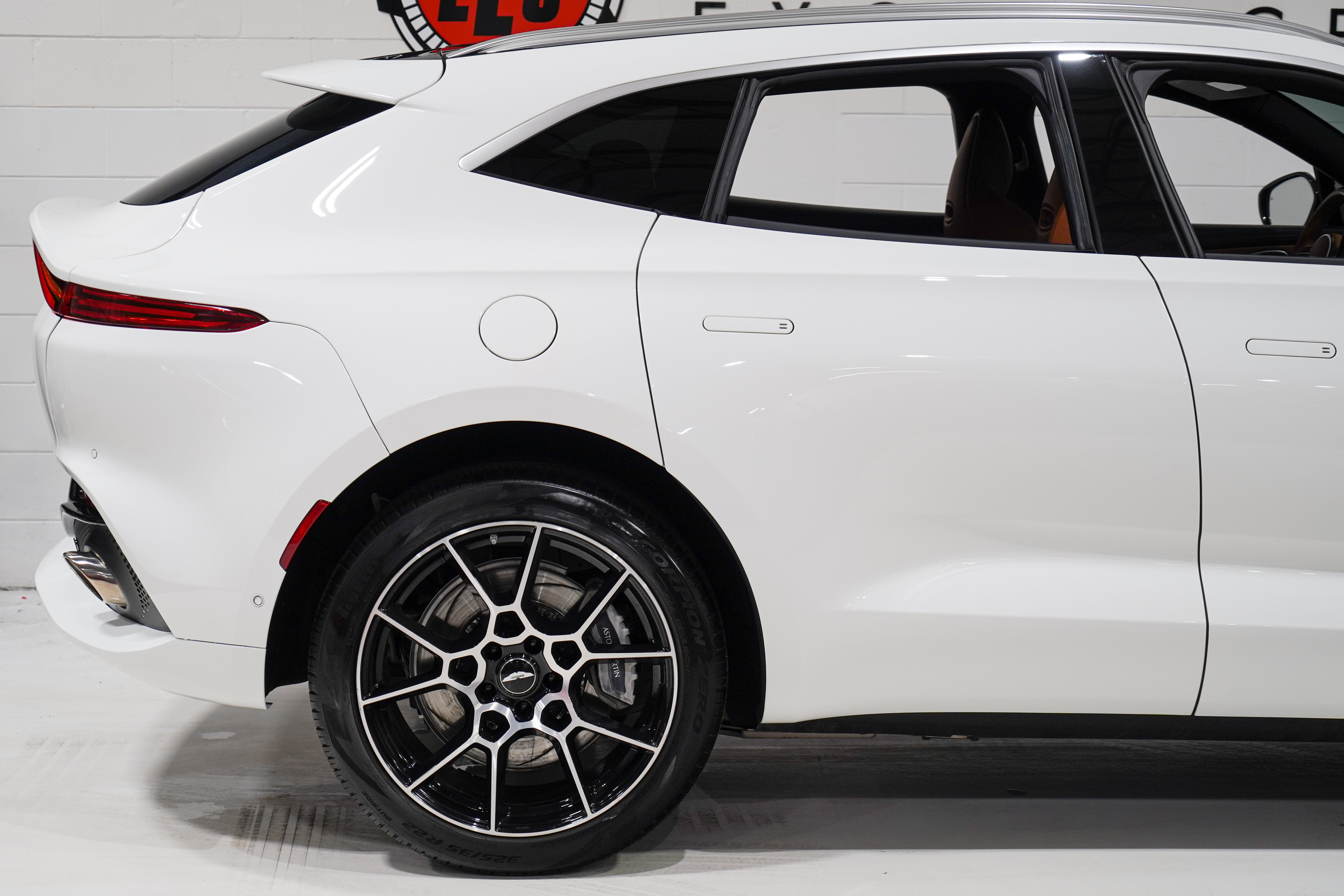 Used 2022 Aston Martin DBX AWD/4WD image 22