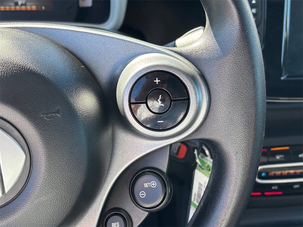 Used 2016 smart fortwo pure image 16