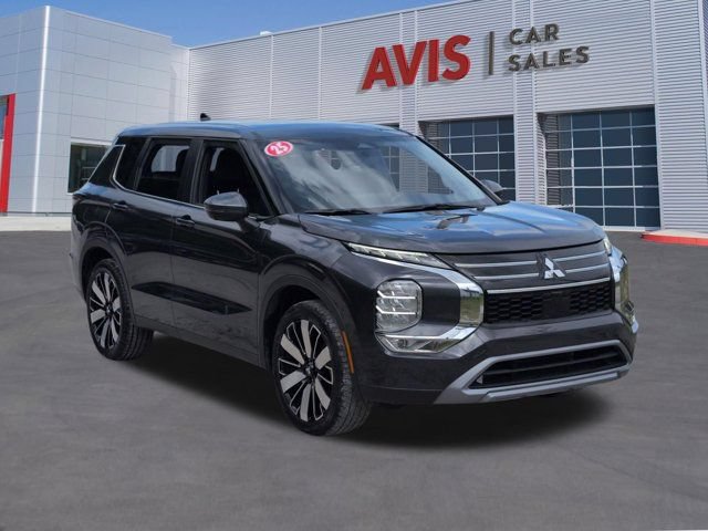 Used 2025 Mitsubishi Outlander SE FWD image 3