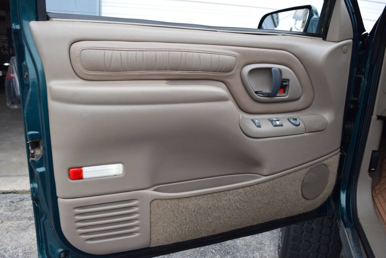 Used 1997 Chevrolet Silverado 1500 4x4 Regular Cab w/ Preferred Equipment Group 2 image 41