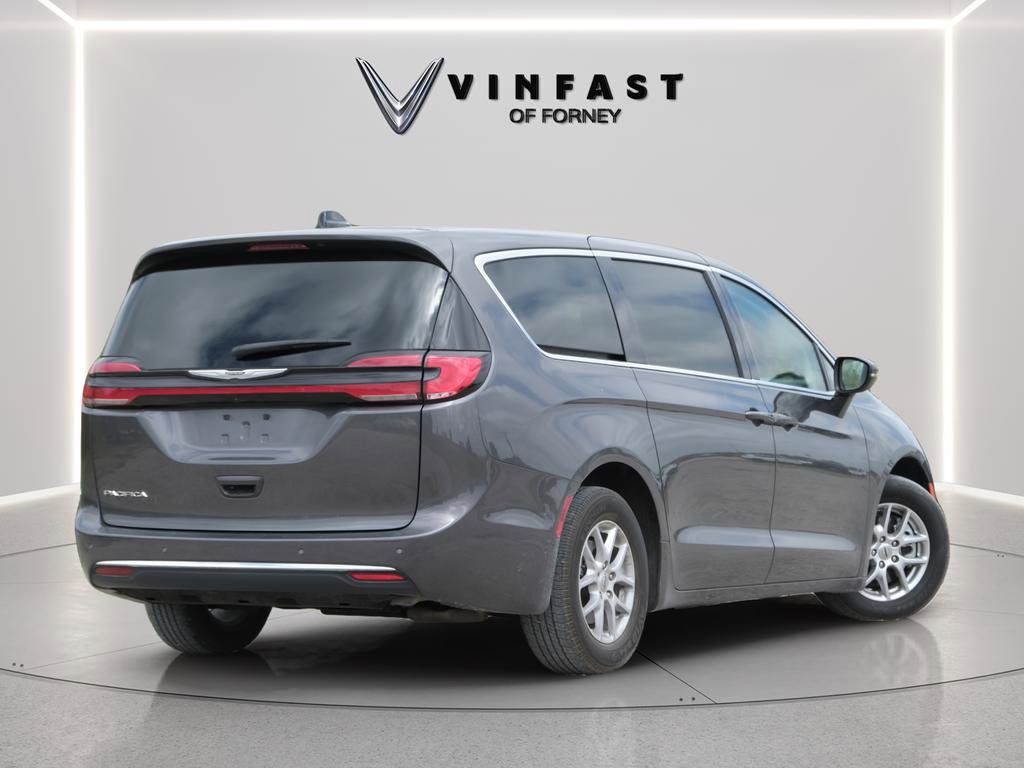 Used 2023 Chrysler Pacifica Touring-L FWD image 2