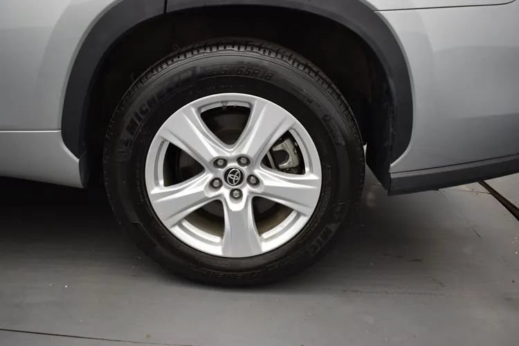 Used 2025 Toyota Highlander LE FWD image 35