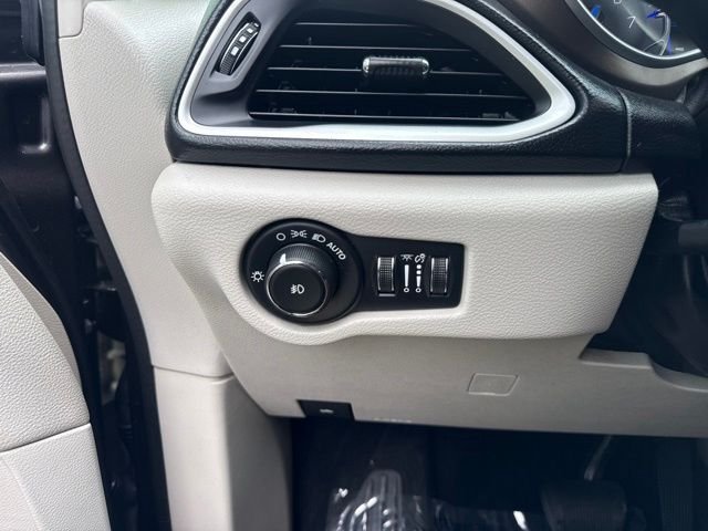 Used 2019 Chrysler Pacifica Touring-L FWD image 16
