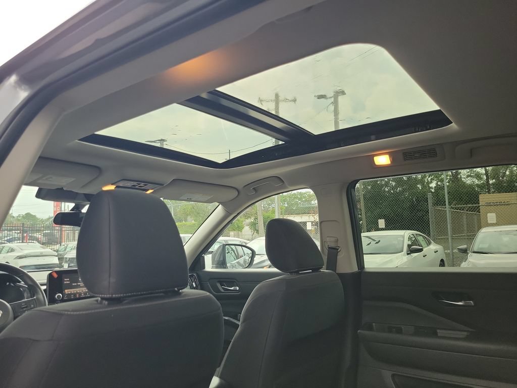 Used 2022 Nissan Pathfinder SV w/ SV Premium Package AWD/4WD image 11
