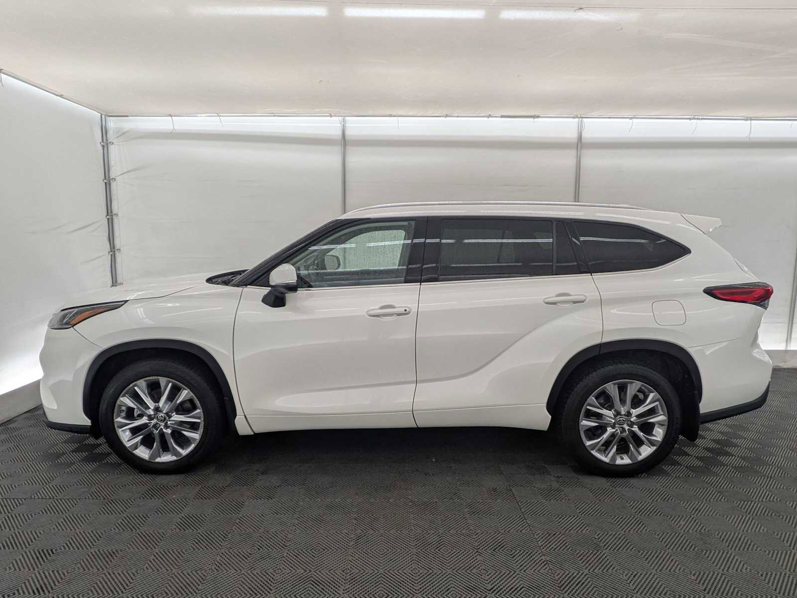 Used 2021 Toyota Highlander Limited image 3