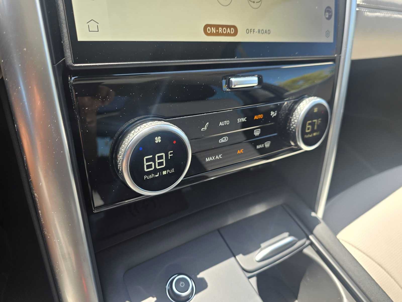 Used 2025 Land Rover Discovery Metropolitan Edition AWD/4WD image 32