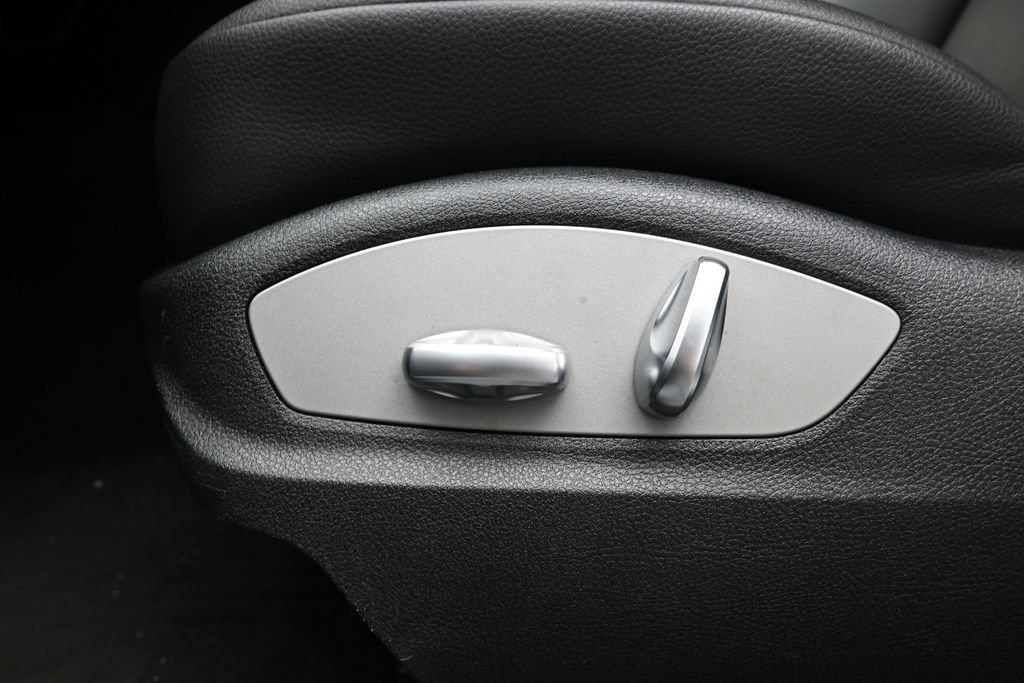 Certified 2022 Porsche Macan AWD/4WD image 14