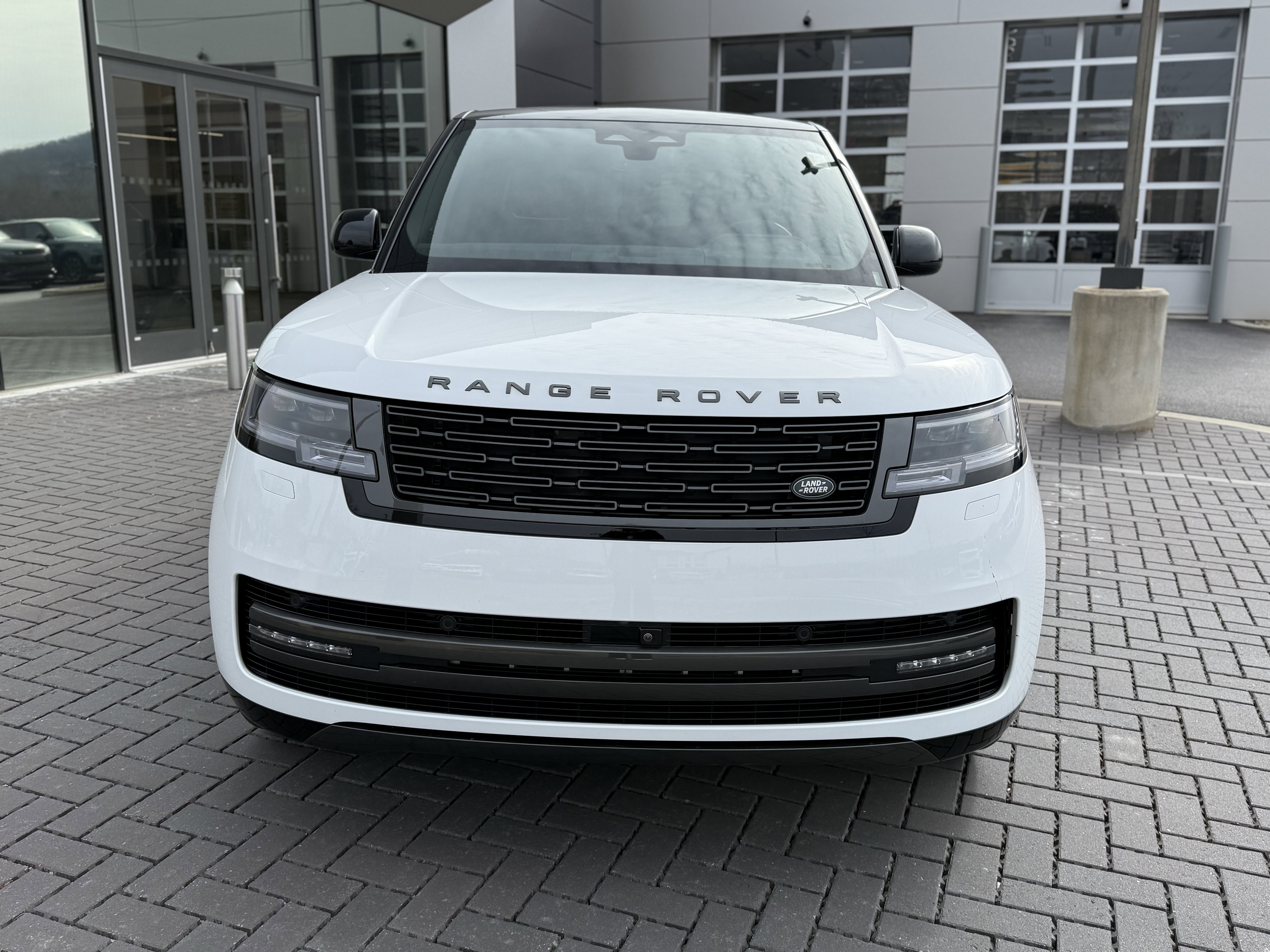 Certified 2025 Land Rover Range Rover SE image 2