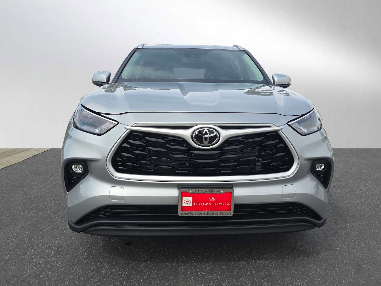 Certified 2025 Toyota Highlander XLE FWD image 8