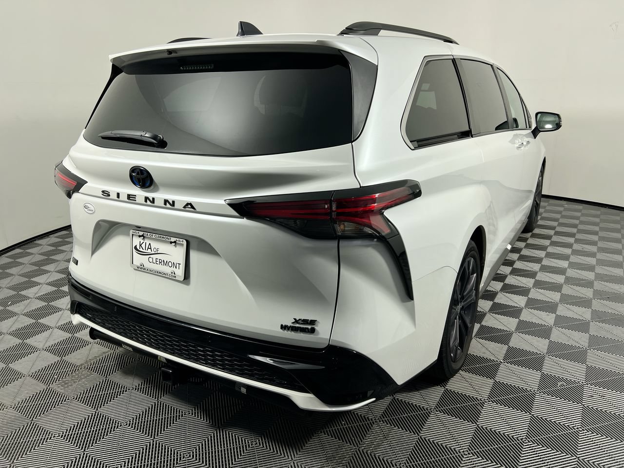 Used 2023 Toyota Sienna XSE FWD image 3