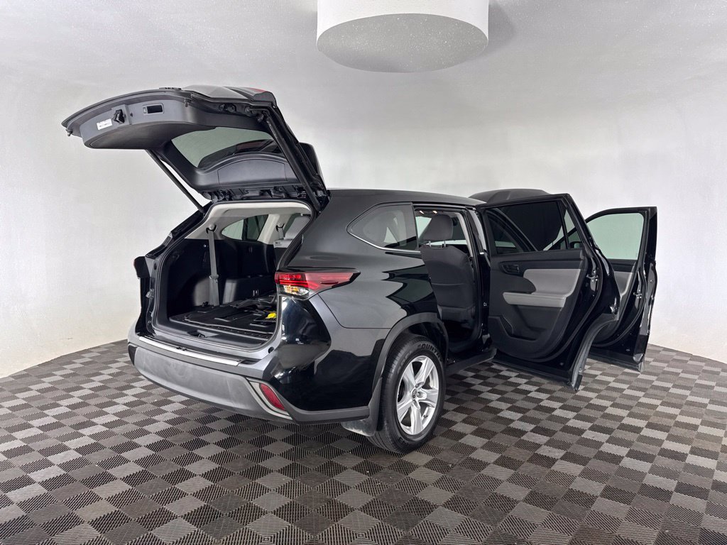 Used 2024 Toyota Highlander LE AWD/4WD image 22