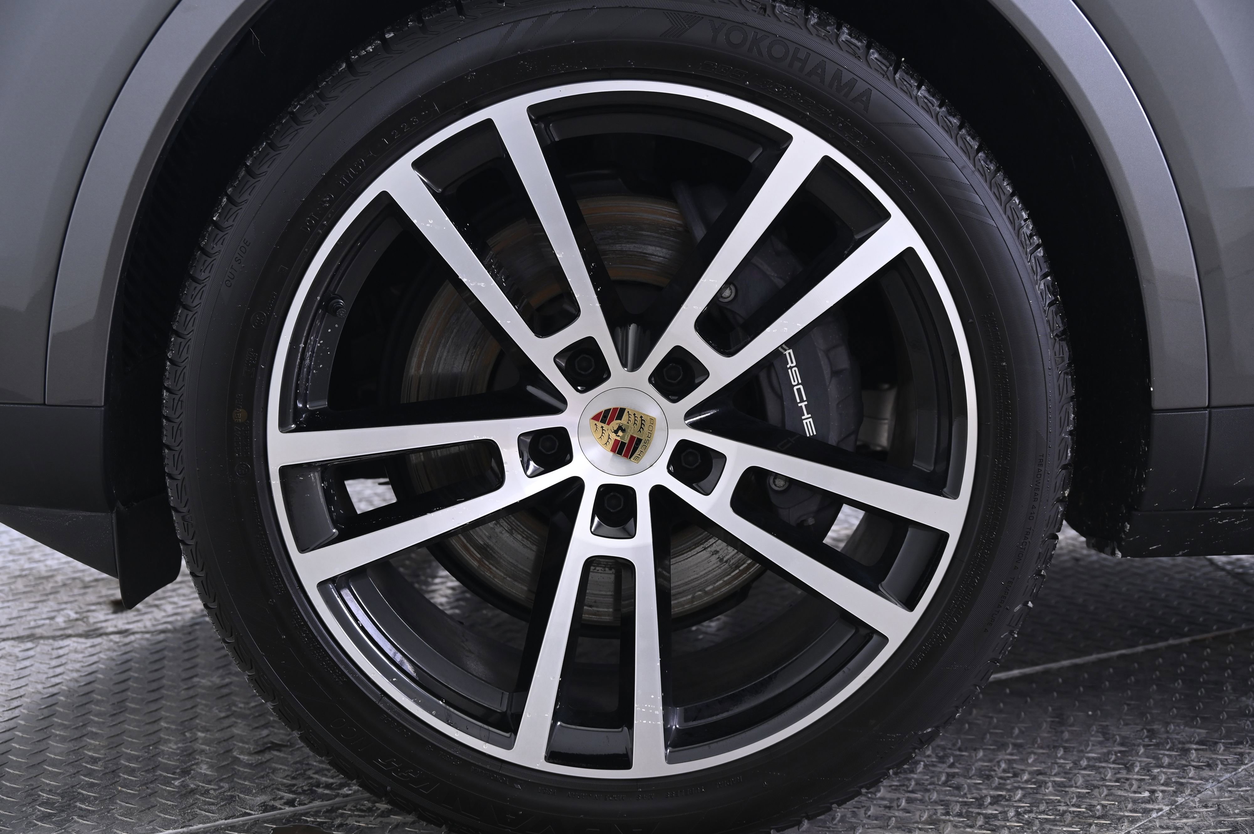 Certified 2024 Porsche Cayenne Coupe image 11