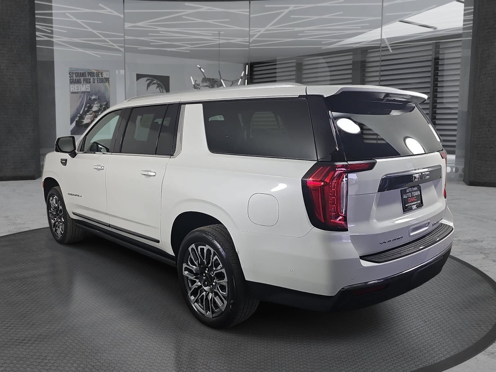Used 2023 GMC Yukon XL Denali Ultimate AWD/4WD image 7