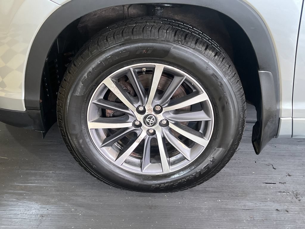Used 2018 Toyota Highlander XLE AWD/4WD image 5