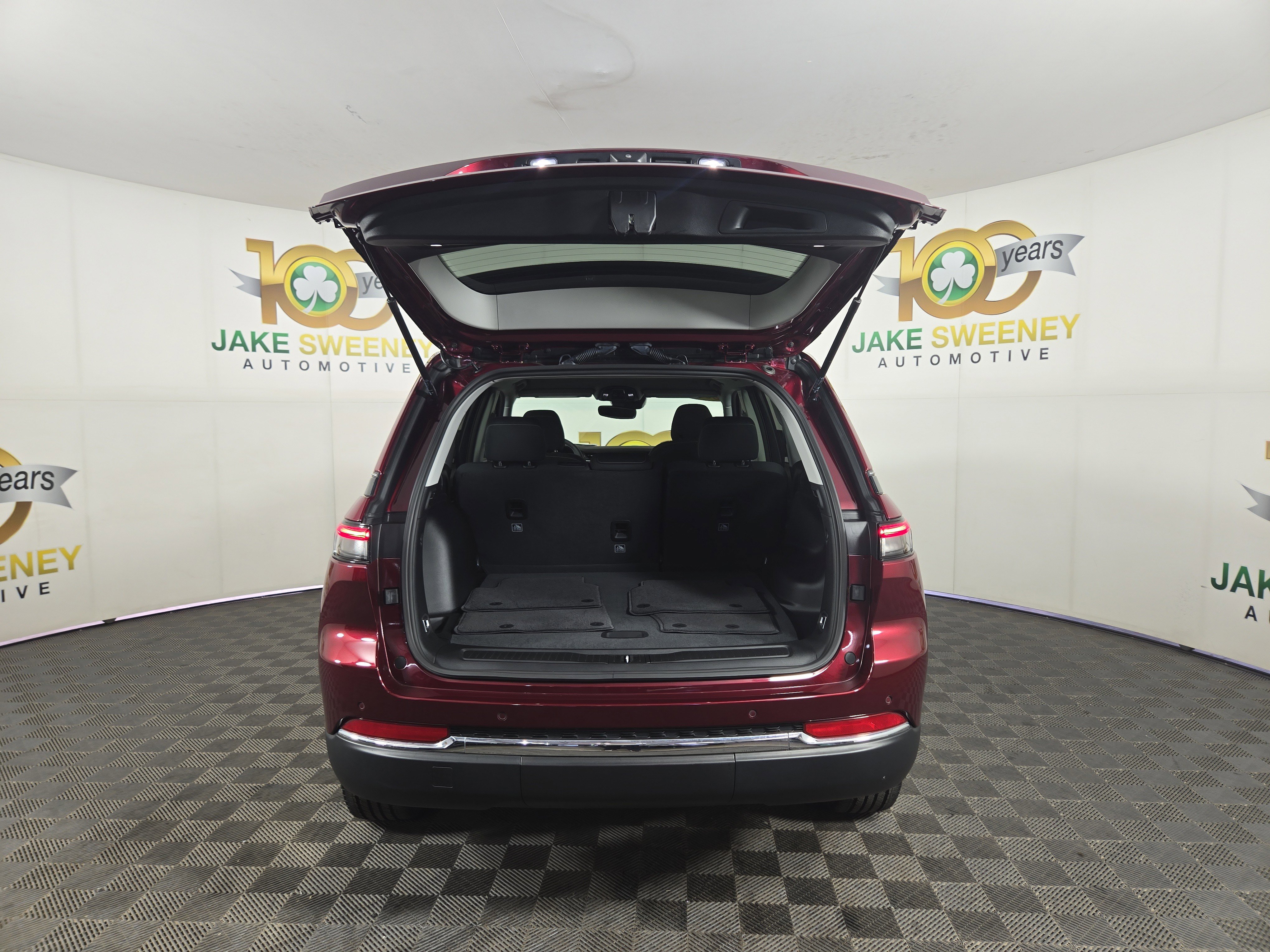 Used 2023 Jeep Grand Cherokee Laredo AWD/4WD image 33