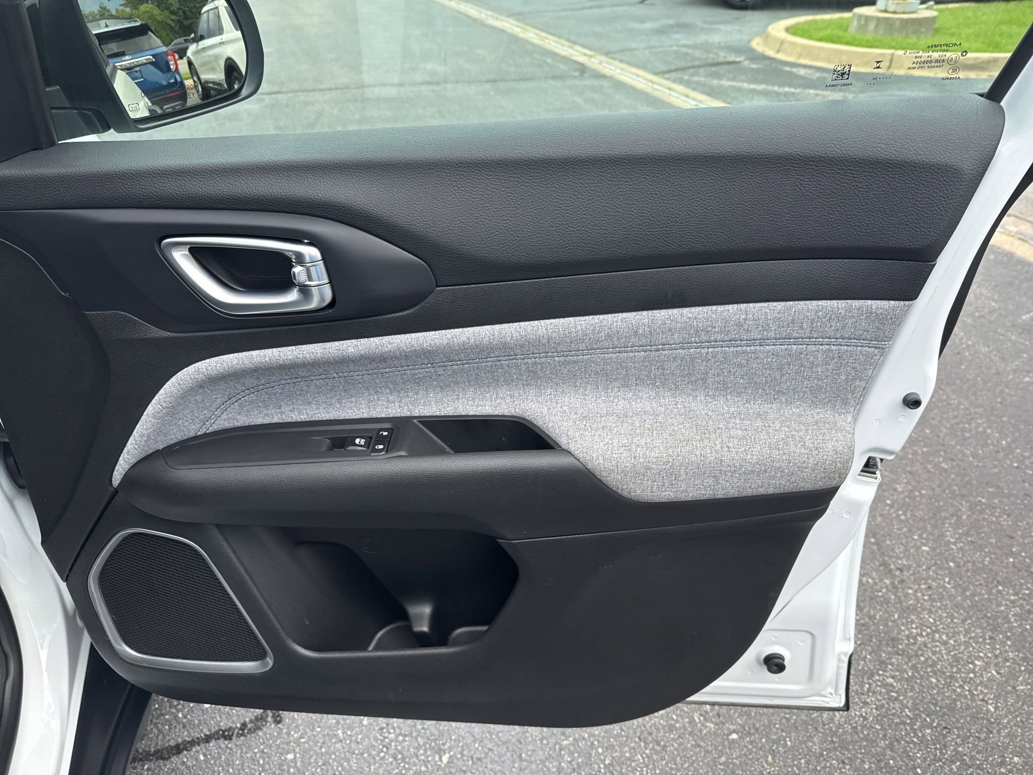 Used 2024 Jeep Compass Sport image 9