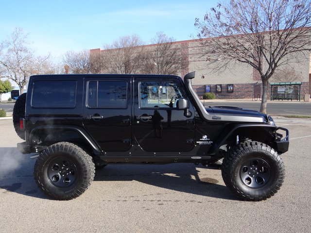 Used 2015 Jeep Wrangler Unlimited Rubicon w/ Connectivity Group AWD/4WD image 3