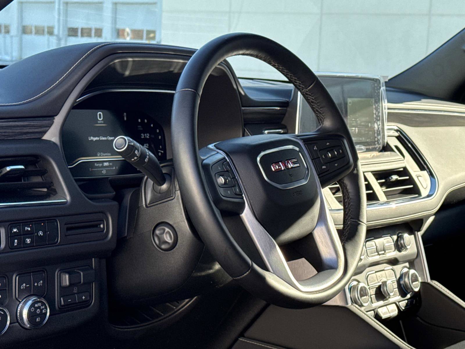 Used 2024 GMC Yukon SLT w/ SLT Luxury Package image 11