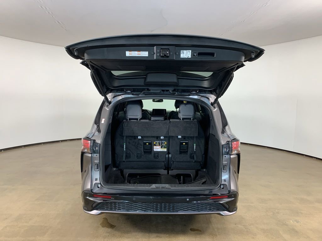 Used 2022 Toyota Sienna XSE image 12