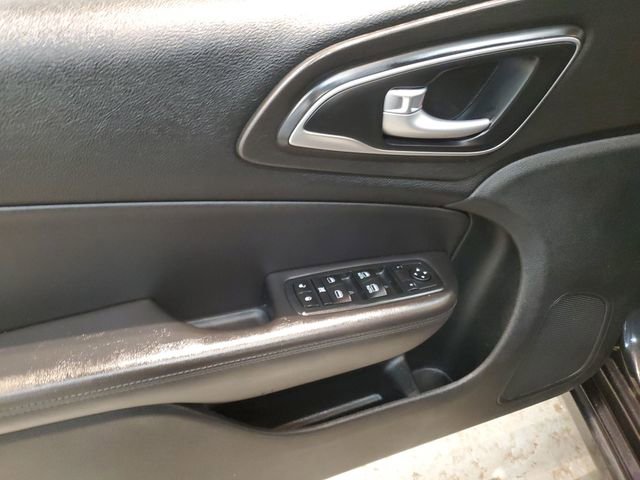 Used 2017 Chrysler 200 Limited Platinum w/ Comfort & Convenience Group image 11